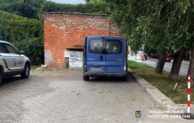 У Хмельницькому мікроавтобус збив жінку на парковці поштового відділення