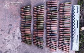 Арсенал удома та граната в авто: жителя Хмельниччини судитимуть за зберігання зброї