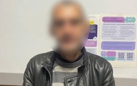 У Хмельницькому чоловік обікрав припарковане авто: серед викраденого — револьвер Флобера