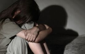 Змусила роздягнутися малолітню родичку: на Хмельниччині розслідують дії 14-річної дівчини