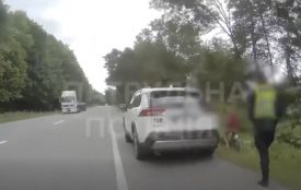 Сам катався дорогою: на Хмельниччині поліцейські повернули додому хлопчика