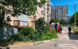 У Хмельницькому з 8 поверху будинку випав чоловік: він загинув