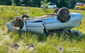 У Хмельницькому районі перекинулось авто: госпіталізували 47-річну жінку