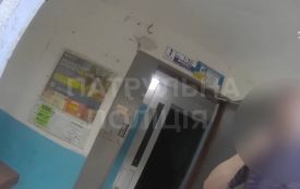 Крики про допомогу з квартири: у Хмельницькому патрульні врятували жінку