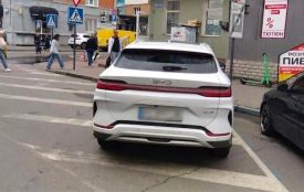 За 5 днів у Хмельницькому оштрафували 300 водіїв за порушення правил паркування