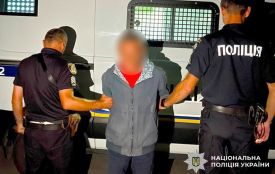 Душив і вимагав гроші: затримали чоловіка, який у Шепетівці напав на пенсіонерку