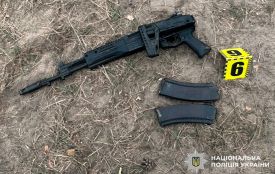 На Славутчині двоє чоловіків погрожували поліцейським автоматом: їх затримали
