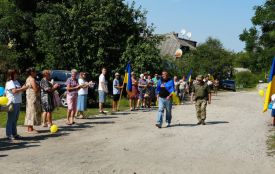 В селі на Хмельниччині зустріли захисника, який повернувся після 4 років полону
