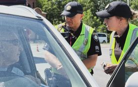 У Кам’янці заявили про затримання патрульного на хабарі: поліція заперечила