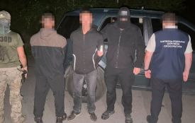 Виїзд за кордон - 15 000: мама і син організували схему на Хмельниччині