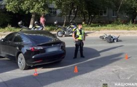 Зіткнення «Tesla» та мотоцикла в Хмельницькому: госпіталізували 32-річного чоловіка