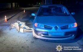 На Чорновола водійка «Renault» збила мотоцикліста