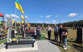 Історія однієї могили: у Славуті встановили пам’ятний знак невідомому захиснику України
