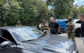 На Хмельниччині затримали киянина, який за 15 тисяч євро обіцяв клієнту виїзд за кордон