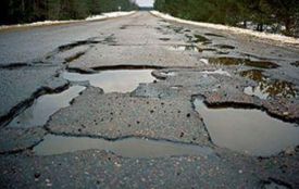 Вскочив у яму на 13 см: водій з Хмельниччини відсудив 82 тисячі за пошкоджену «Audi»
