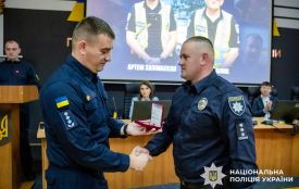 «Визволили з вогню родину». Хмельницьких поліцейських нагородили відзнаками «Герой-рятівник»