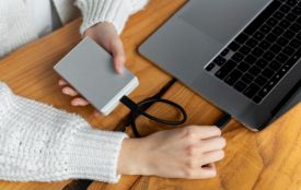 Як обрати телефон чи ноутбук для роботи під час відключень світла (новини компаній)