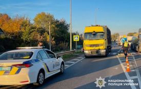 На трасі Хмельницький-Вінниця вантажівка збила пішохода