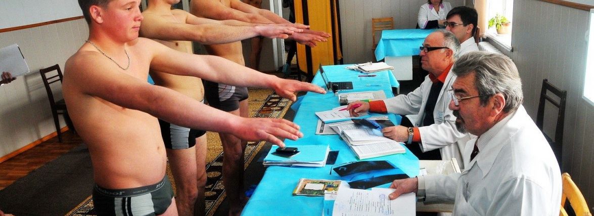 Виїжджають за кордон, набивають тату і ріжуть вени: як хмельничани “косять” від армії