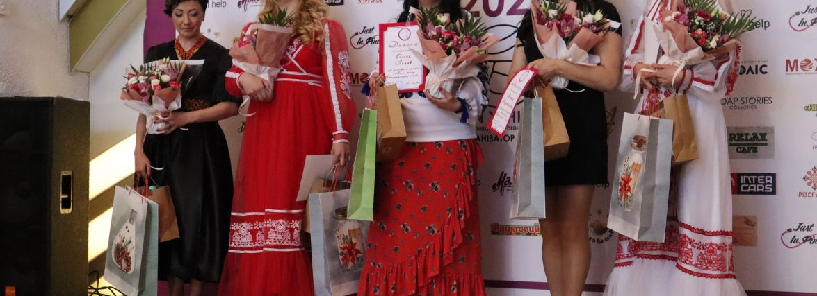 Мама року: хто з жінок отримав нагороду на Хмельниччині