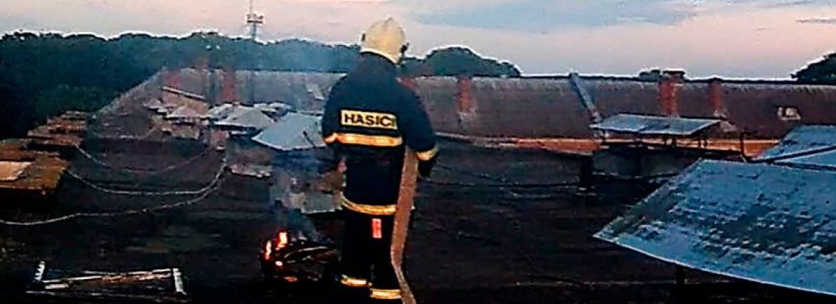 На Хмельниччині чоловік розвів багаття на даху багатоповерхівки: гасили рятувальники