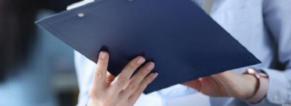 Посадовицю з Хмельниччини підозрюють в афері з нерухомістю на 750 тисяч гривень