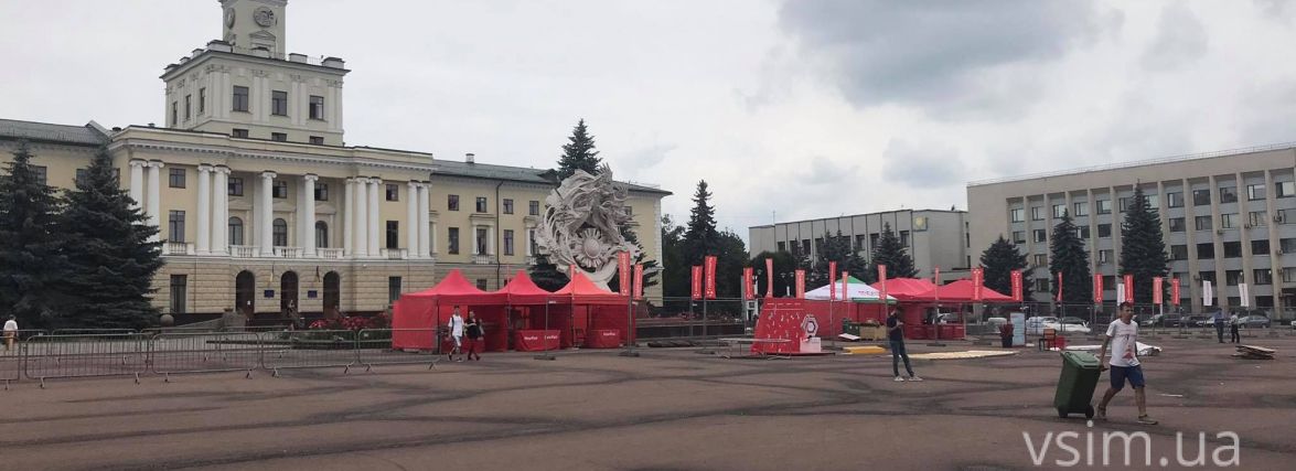 На майдані Незалежності встановлюють масажний намет і фотозони. Що там буде