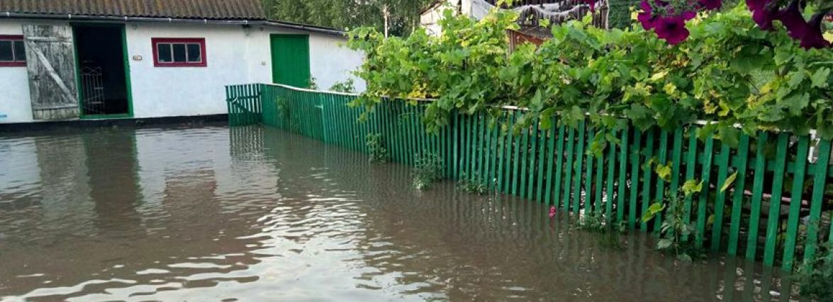 Відкачували воду 14 годин. Через сильну зливу затопило частину села на Хмельниччині