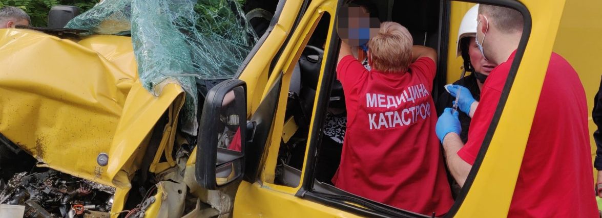 На Хмельниччині бус зіткнувся з навантажувачем: є постраждалі (ФОТО)