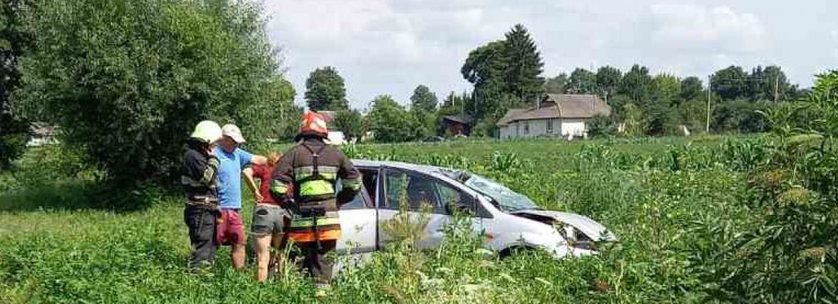 На Хмельниччині авто злетіло у кювет: постраждали дві людини