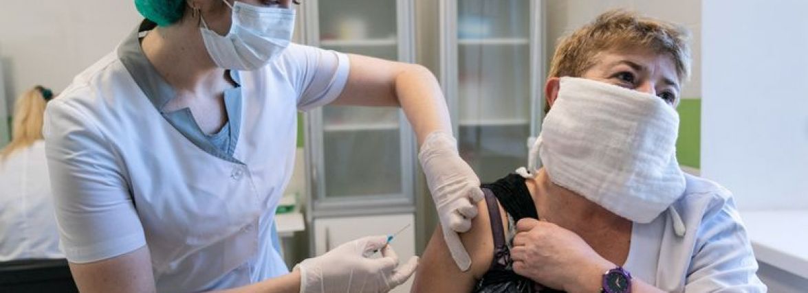 Ще шість сотень українців захворіли на COVID. Скільки вакцинувались