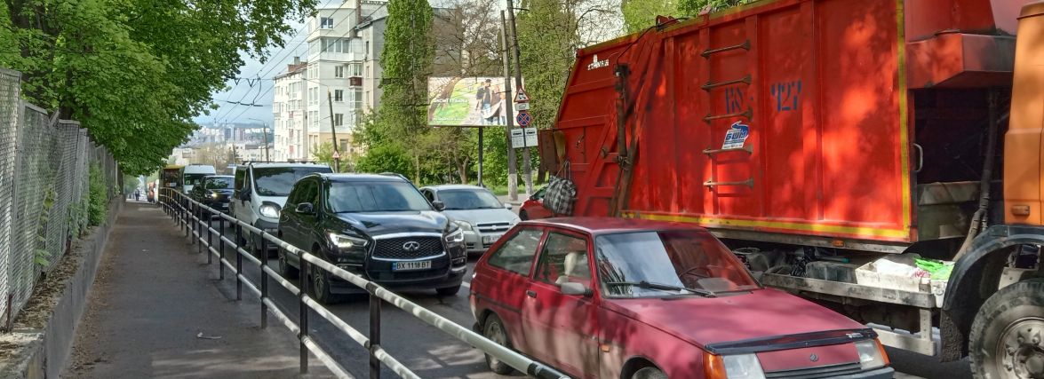 На перехресті Бандери і проспекту регулярні затори: які причини та як це виправити