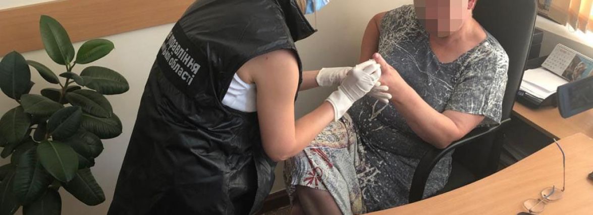Начальницю служби у справах дітей Хмельницької ОДА впіймали на вимаганні хабаря (ФОТО)