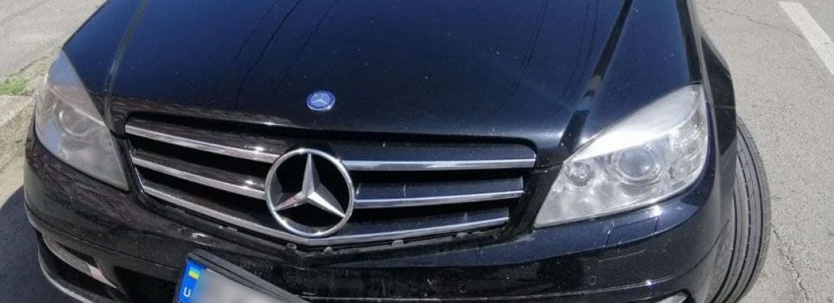 В'їхав у припаркований Mercedes. Патрульні шукають свідків ДТП на Шевченка