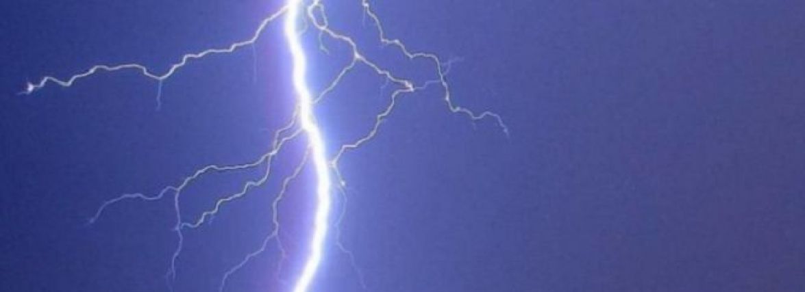 На Хмельниччині сталася пожежа через розряд блискавки