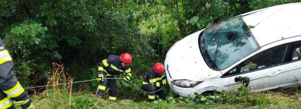 Біля Хмельницького автомобіль злетів з дороги та перекинувся