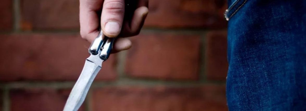 На Хмельниччині судили чоловіка, який під час п’янки встромив ножа у живіт товариша