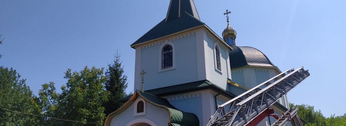 Лелека на куполі церкви. Як хмельницькі рятувальники визволяли птаха