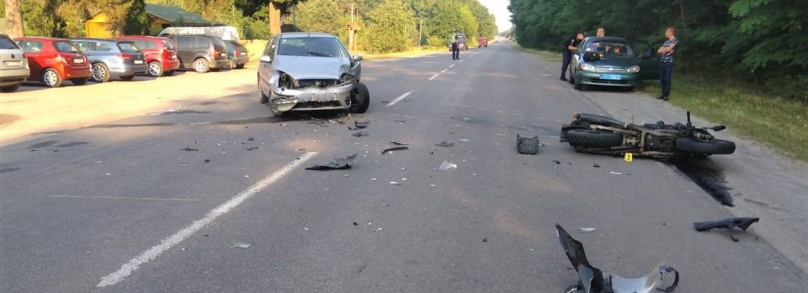 На Хмельниччині автомобіль зіштовхнувся з мотоциклом: постраждав 21-річний хлопець