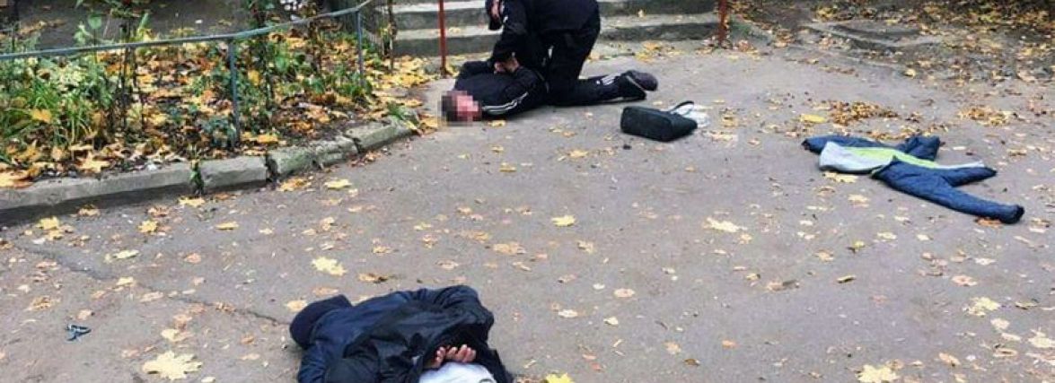 Засудили чоловіків, які пограбували посеред вулиці 54-річну хмельничанку