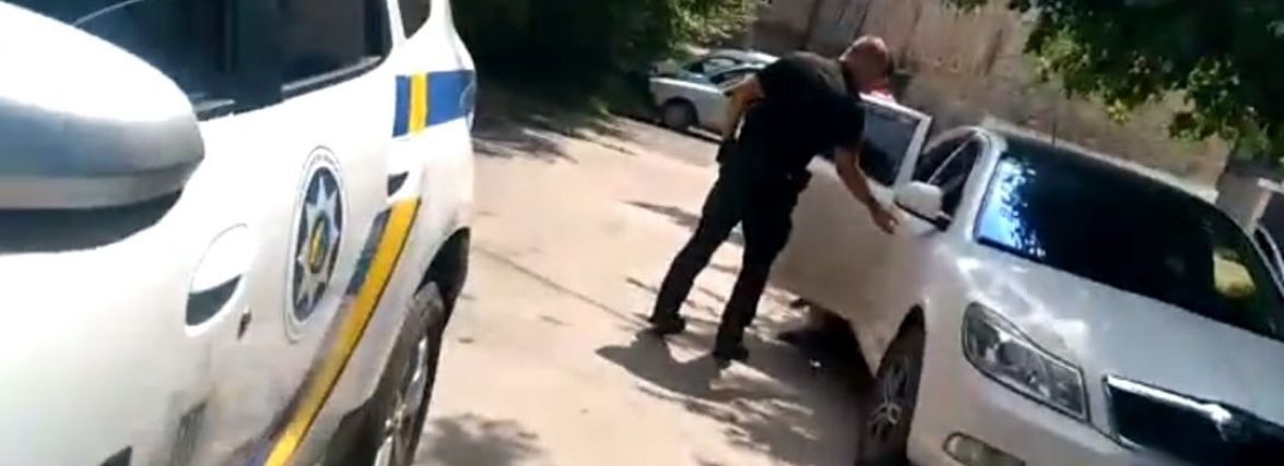 На Хмельниччині поліцейські врятували чоловіка, якому стало зле у заторі