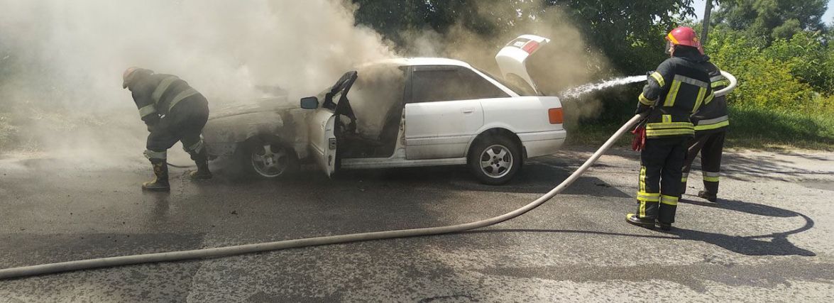 Під час руху в Хмельницькому районі спалахнуло «Audi». В салоні була дитина
