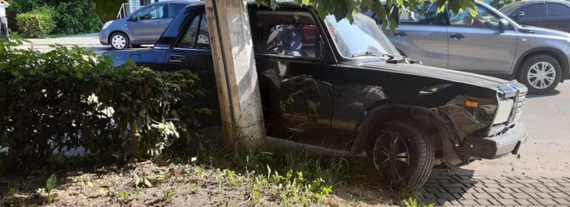 П’яний 16-річний підліток вкрав «ВАЗ» і влетів в дерево