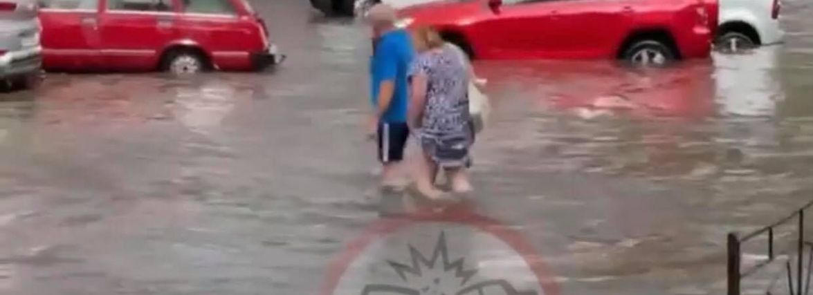 Води по коліна. Зібрали відео затопленого Хмельницького