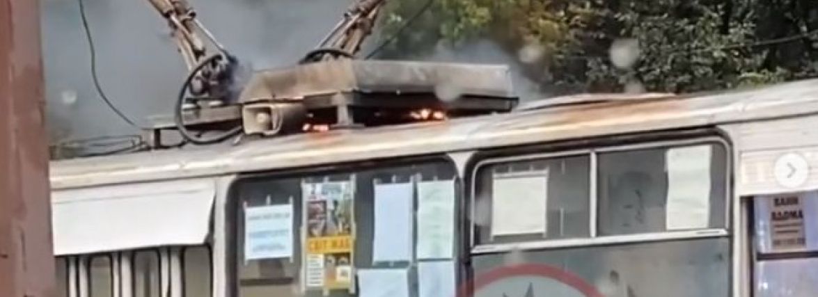 На Озерній горів тролейбус