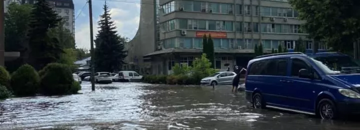 Хмельничани загубили номерні знаки через зливу: куди звертатись
