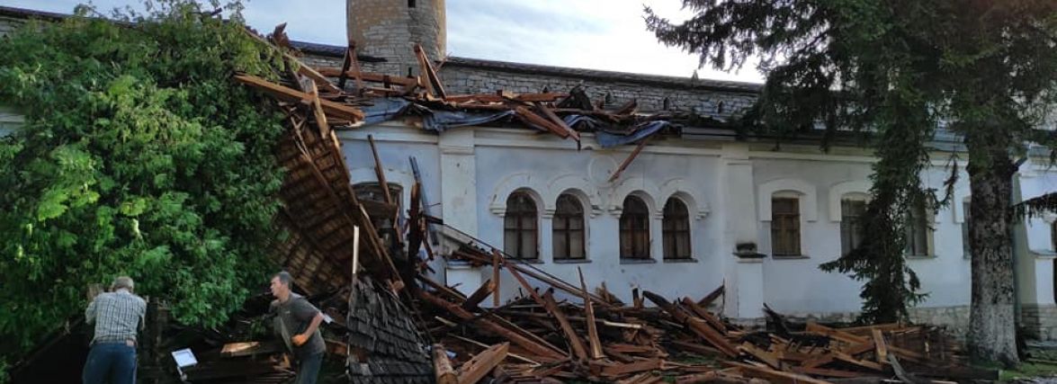 Зірвало дах фортеці, повалило дерева і стовпи: Кам'янець після сильного буревію (ФОТО)