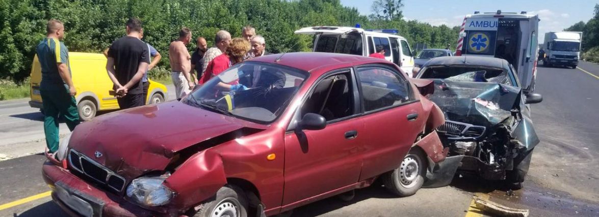 Дві ДТП у Хмельницькому районі: перекинувся «Renault» і зіткнулись чотири автомобілі