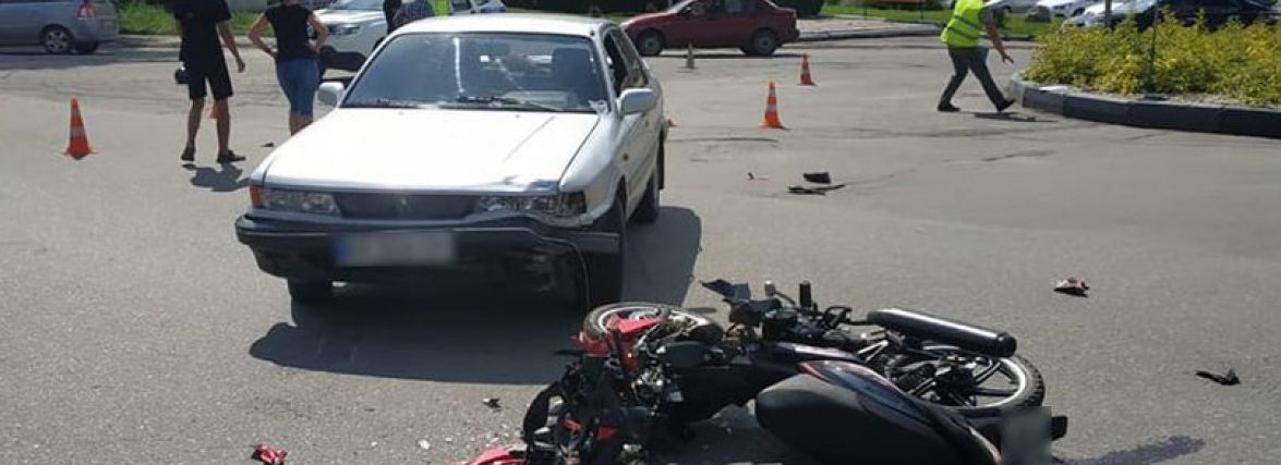 На Хмельниччині автомобіль зіткнувся з мотоциклом