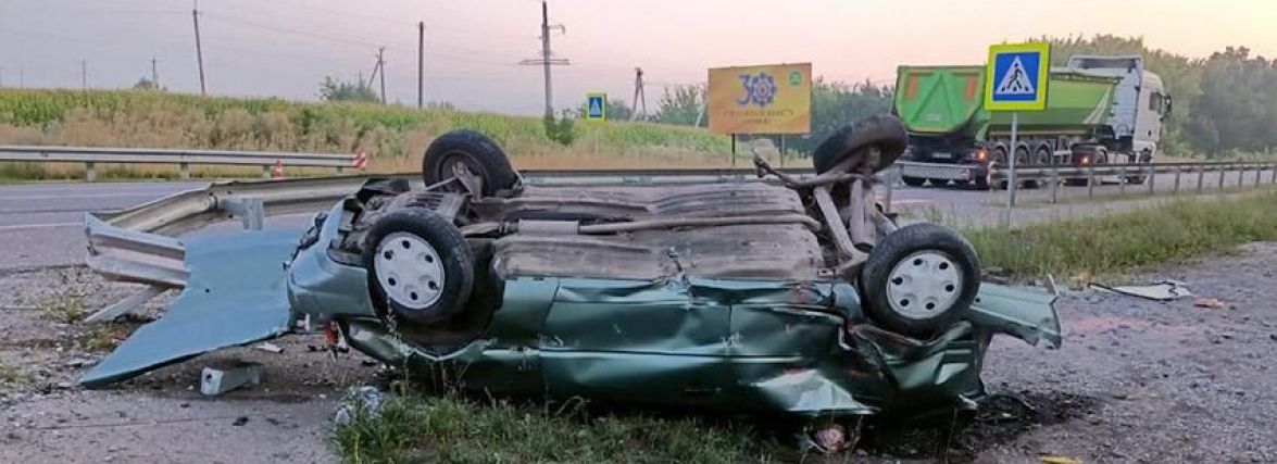 Біля Ярмолинець зіткнулися вантажівка і легковик. Є постраждалі